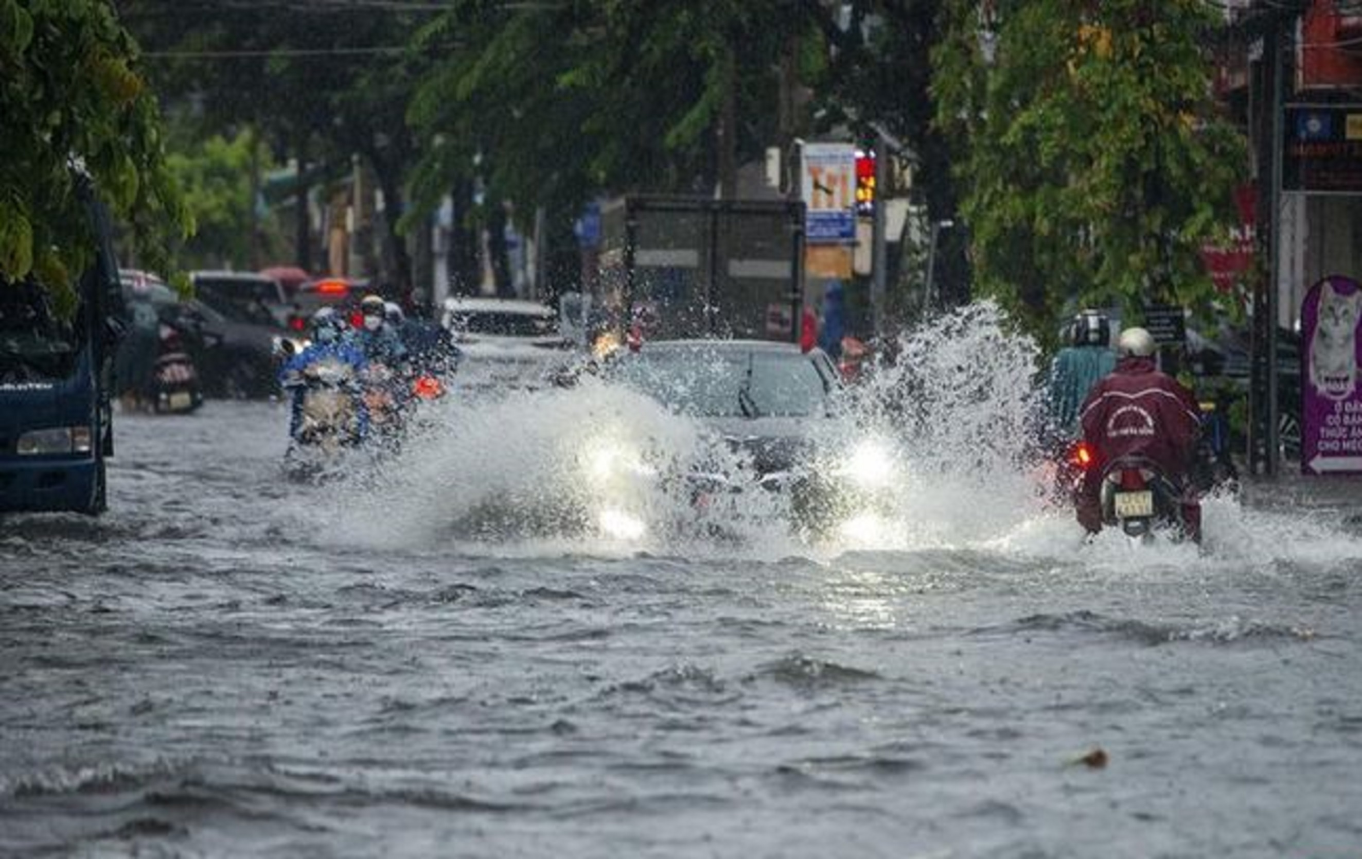 Nhiều tỉnh miền Trung ngập lụt cục bộ, thiệt hại do mưa lớn